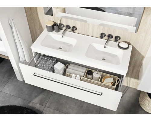 Baie cu lavoar dublu, sertar și spații de depozitare pentru articole de baie.