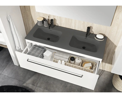 Baie cu dulap sub lavoar, lavoar dublu și sertar deschis pentru depozitarea articolelor de baie.