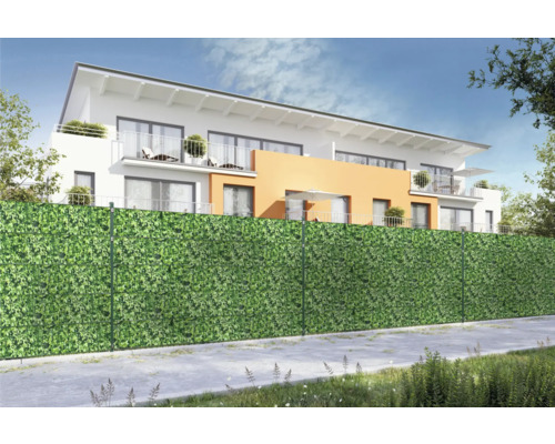 Gard de intimitate cu model de frunze în fața unei case.