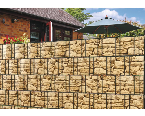 Gard gabion cu umplutură de piatră în fața unei case