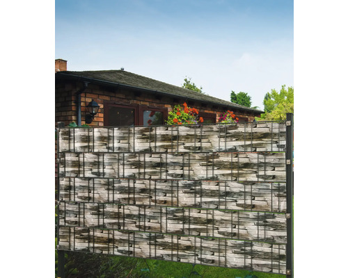 Scenă de grădină cu paravan de intimitate cu aspect de piatră