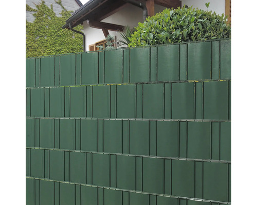 Gard de confidențialitate cu panouri în grădină