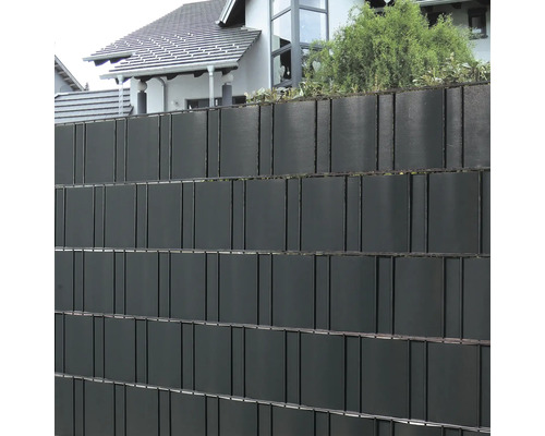 Gard de confidențialitate din plastic și metal în grădină