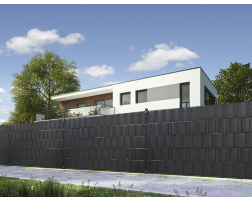 Vedere a unui gard de grădină din plastic în fața unei case de locuit