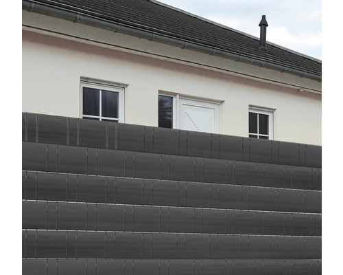 Gard de intimitate gri închis în fața unei case