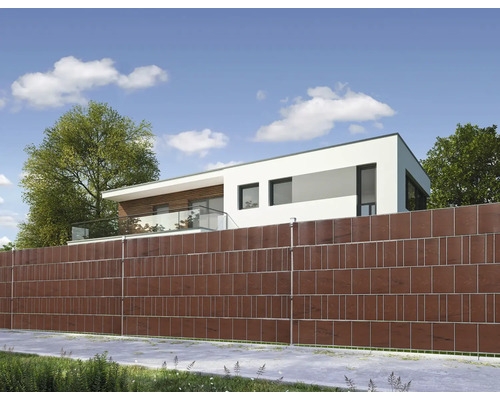 Gard din lemn în fața unei case moderne