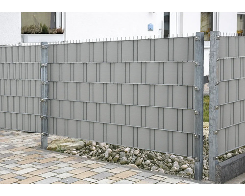 Gard de confidențialitate din plastic cu stâlpi metalici în grădină