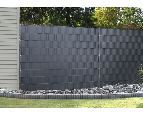 Gard de grădină din plastic cu stâlpi metalici și strat de pietriș