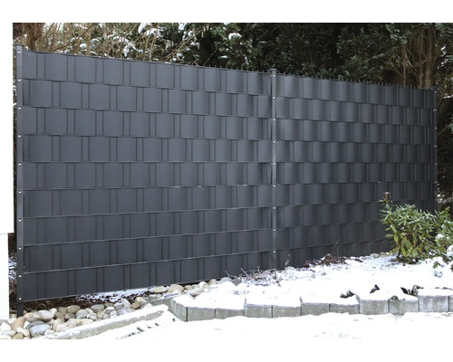 Gard din plastic gri cu stâlpi metalici în grădină