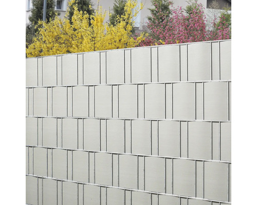 Gard de confidențialitate din plastic și metal în grădină