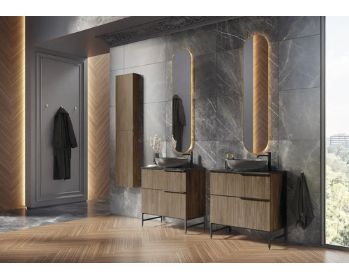 Baie cu două lavoare, oglinzi și dulap înalt în fața unui perete de marmură