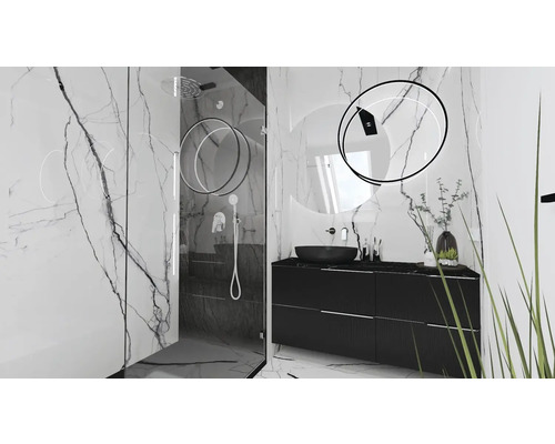 Baie cu duș, lavoar și oglindă