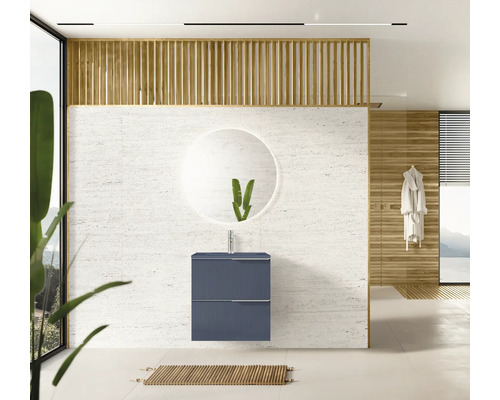 Baie modernă cu lavoar, oglindă și elemente din lemn