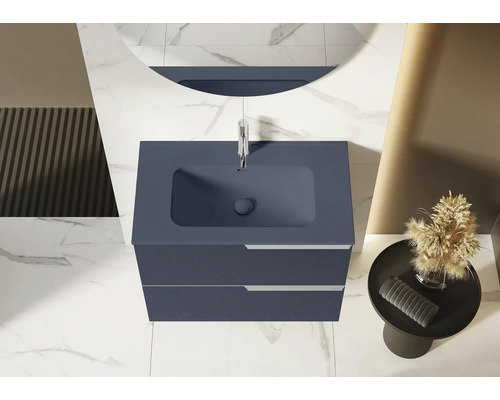 Vedere de sus a unei băi cu dulap sub chiuvetă, oglindă și măsuță laterală