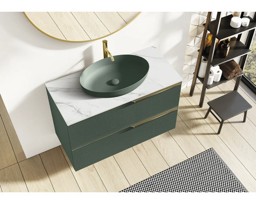 Baie cu dulap de lavoar, lavoar ceramică, robinet, oglindă și raft