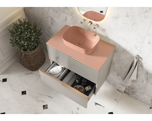 Mobilier de lavabo pentru baie cu sertar deschis, lavoar așezat și plantă în coș