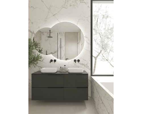 Baie luminoasă cu chiuvetă dublă, dulap inferior și oglindă iluminată