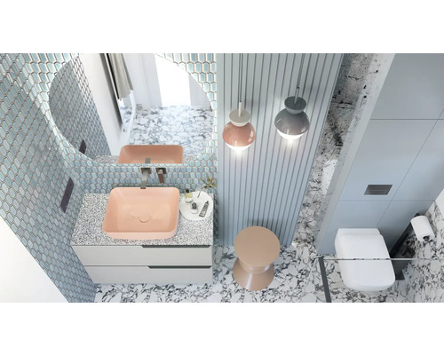 Baie luminoasă cu chiuvetă, oglindă, toaletă și iluminat.