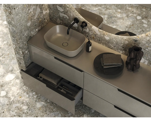 Baie cu lavoar, vas, oglindă și sertare