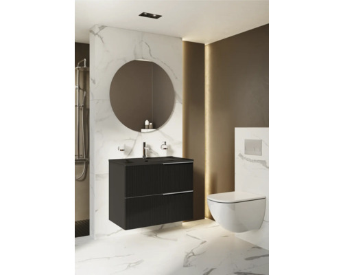 Baie cu dulap de bază negru pentru lavoar, oglindă rotundă și toaletă suspendată.