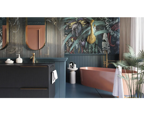 Baie elegantă cu lavoar, oglinzi, cadă și design decorativ al pereților.