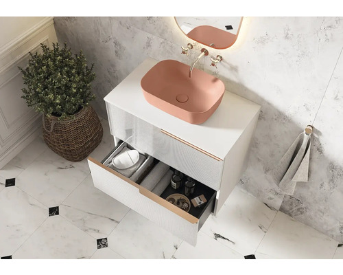 Baie modernă cu lavoar, dulap inferior cu sertare și elemente decorative.