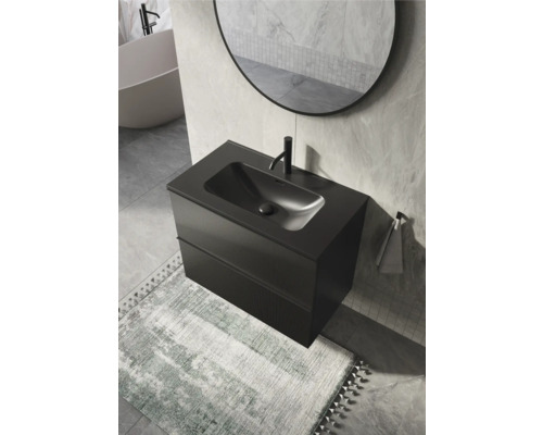 Baie modernă cu dulap negru sub chiuvetă, chiuvetă așezată și oglindă