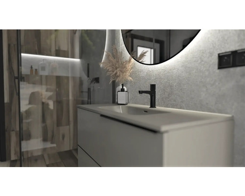 Baie modernă cu lavoar, baterie și oglindă cu iluminare