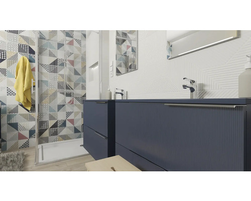 Baie cu duș, dulapuri sub lavoar și gresie geometrică