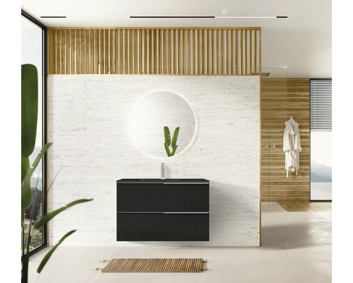 Baie modernă cu dulap de bază pentru lavoar, oglindă și elemente din lemn