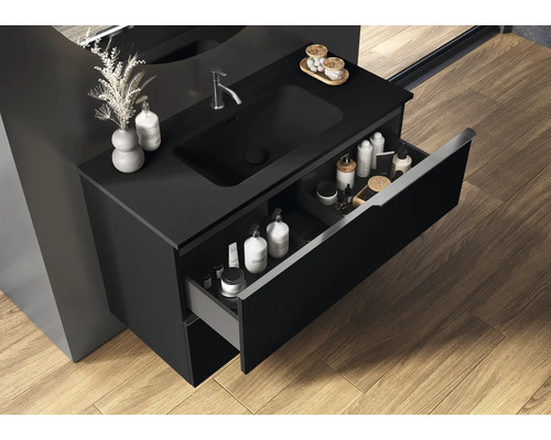 Dulap negru de lavoar cu sertar deschis în baie