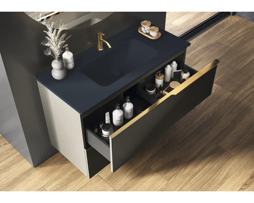 Dulap de baie cu sertar deschis pentru depozitarea articolelor de baie.