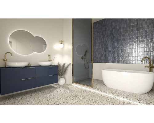 Baie modernă cu chiuvetă dublă, duș și cadă freestanding