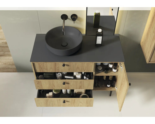 Baie cu dulap de lavoar, lavoar aplicat și spațiu de depozitare deschis pentru articole de baie