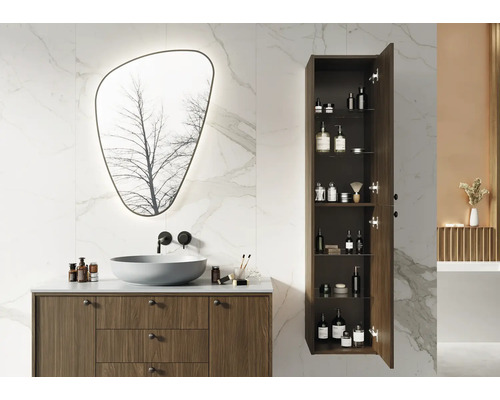 Baie modernă cu lavoar, oglindă și dulap înalt deschis pentru depozitarea articolelor de baie