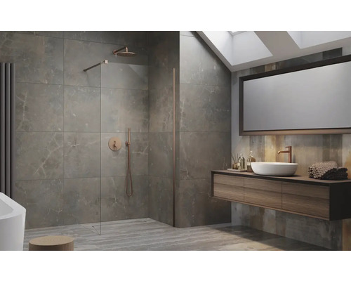 Baie modernă cu duș, chiuvetă și oglindă