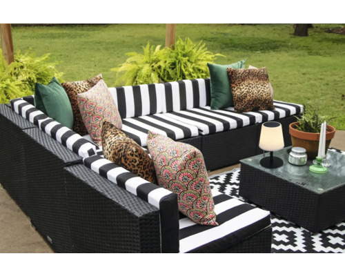 Șezlong de grădină cu perne cu dungi și perne cu model pe terasă