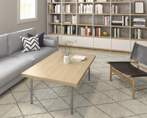 Cameră de zi cu canapea, măsuță de cafea, fotoliu și bibliotecă