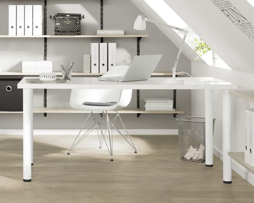 Birou luminos cu birou, raft și rechizite de birou.