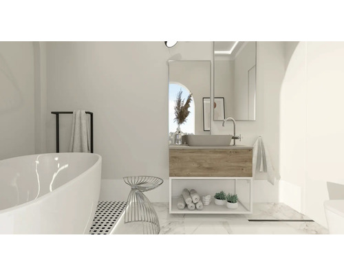 Baie luminoasă cu cadă independentă, lavoar cu oglindă și elemente decorative pentru o atmosferă prietenoasă.