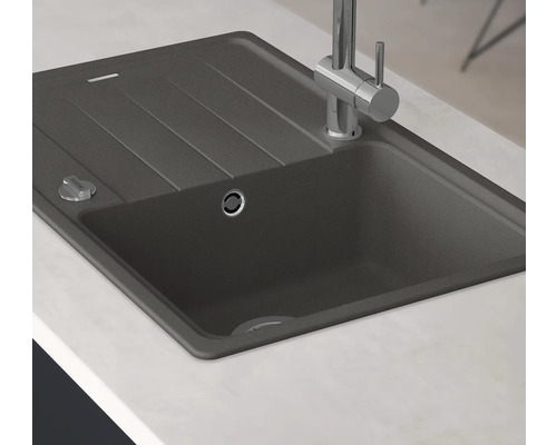 Chiuvetă din material de piatră cu zonă de scurgere și robinet