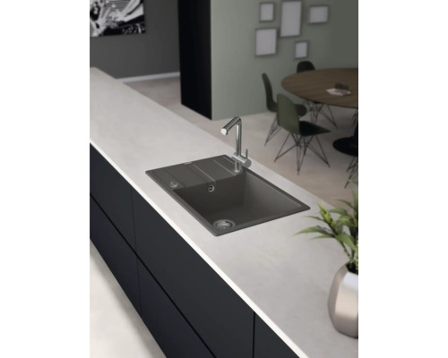 Chiuvetă de bucătărie cu robinet într-o bucătărie cu design modern.