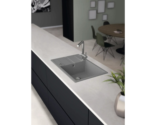 Scenă de bucătărie cu chiuvetă și baterie pe un blat