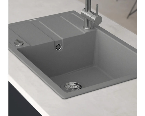 Chiuvetă de bucătărie gri cu picurător și robinet