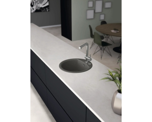 Scenă de bucătărie cu chiuvetă și robinet pe un blat