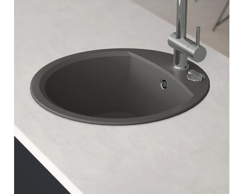 Chiuvetă de bucătărie din plastic cu robinet pe un blat