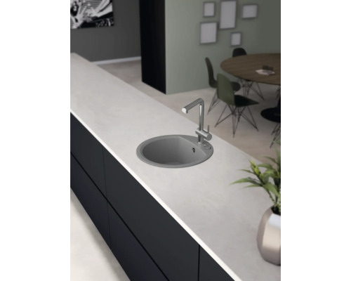 Chiuvetă de bucătărie cu baterie într-un design modern de bucătărie