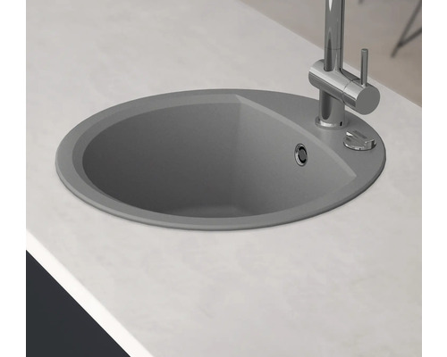 Chiuvetă rotundă de bucătărie cu robinet pe un blat