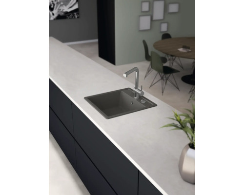 Chiuvetă de bucătărie cu robinet pe un blat de bucătărie