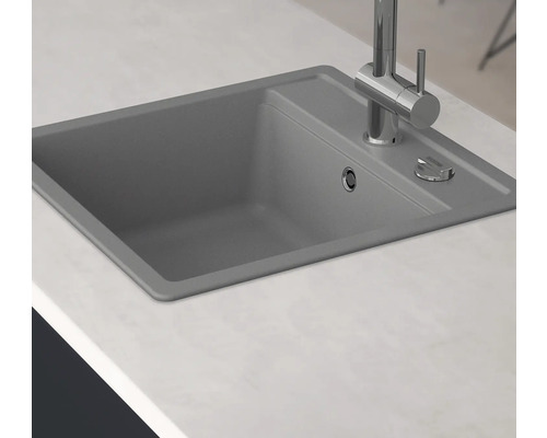 Chiuvetă de bucătărie gri cu robinet pe un blat